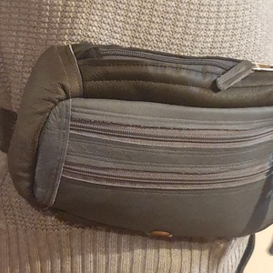 Kis hátizsák, crosstáska, övtáska, sling bag, férfiaknak. Kék és szürke, valódi bőr, vízzáró, tabletnek is. Egyedi,  - táska & tok - hátizsák - kishátizsák - Meska.hu