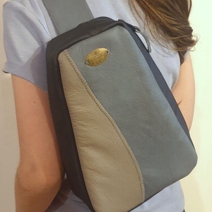 Kis hátizsák, crosstáska, övtáska, sling bag, nőknek. Kék és szürke, valódi bőr, vízzáró, tabletnek is. Egyedi, kézműves - táska & tok - hátizsák - kishátizsák - Meska.hu