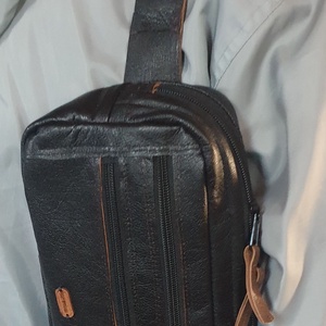 Kis hátizsák, crosstáska, övtáska, sling bag, férfiaknak. Valódi bőr, fekete és barna, vízzáró, tabletnek is. Új, egyedi - táska & tok - hátizsák - kishátizsák - Meska.hu
