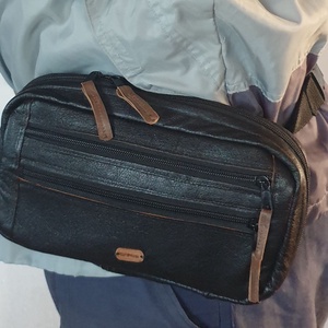 Kis hátizsák, crosstáska, övtáska, sling bag, férfiaknak. Valódi bőr, fekete és barna, vízzáró, tabletnek is. Új, egyedi - táska & tok - hátizsák - kishátizsák - Meska.hu