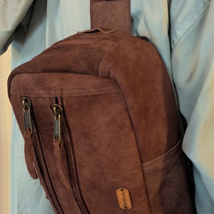 Kis hátizsák, crosstáska, sling bag, férfiaknak. Valódi bőr, barna, vízzáró, tabletnek is. Új, egyedi, kézműves termék - táska & tok - hátizsák - kishátizsák - Meska.hu