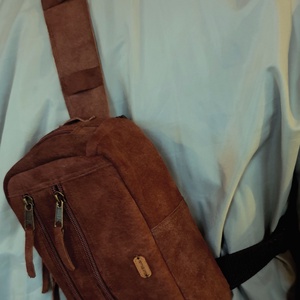 Kis hátizsák, crosstáska, sling bag, férfiaknak. Valódi bőr, barna, vízzáró, tabletnek is. Új, egyedi, kézműves termék - táska & tok - hátizsák - kishátizsák - Meska.hu