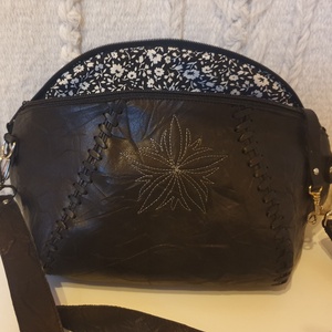 Övtáska, retikül. Fekete valódi bőr, ezüst virággal, bőrfűzéssel. Egyedi, kézműves. Ajándéknak is - táska & tok - övtáska - Meska.hu