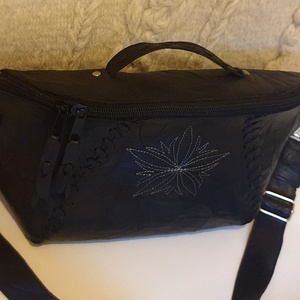 Övtáska, retikül. Fekete valódi bőr, ezüst virággal, bőrfűzéssel. Egyedi, kézműves. Ajándéknak is - táska & tok - övtáska - Meska.hu