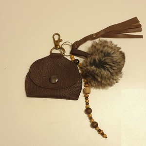 Táskadísz, aprótartó pénztárca, kulcstartó. Puha, barna valódi bőr, karabineres. Új, egyedi, kézműves. Ajándéknak is - táska & tok - pénztárca & más tok - aprópénztartó - Meska.hu