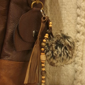 Táskadísz, aprótartó pénztárca, kulcstartó. Puha, barna valódi bőr, karabineres. Új, egyedi, kézműves. Ajándéknak is - Meska.hu