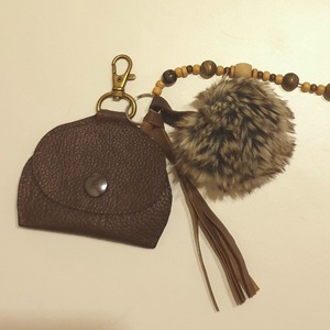 Táskadísz, aprótartó pénztárca, kulcstartó. Puha, barna valódi bőr, karabineres. Új, egyedi, kézműves. Ajándéknak is - táska & tok - pénztárca & más tok - aprópénztartó - Meska.hu