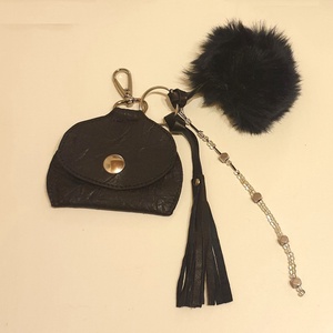 Táskadísz, aprótartó pénztárca, kulcstartó. Puha, fekete valódi bőr, karabineres. Új, egyedi, kézműves. Ajándéknak is  - Meska.hu