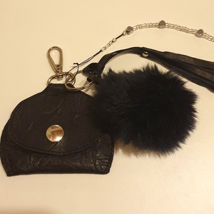 Táskadísz, aprótartó pénztárca, kulcstartó. Puha, fekete valódi bőr, karabineres. Új, egyedi, kézműves. Ajándéknak is  - táska & tok - pénztárca & más tok - aprópénztartó - Meska.hu