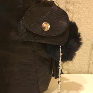 Táskadísz, aprótartó pénztárca, kulcstartó. Puha, fekete valódi bőr, karabineres. Új, egyedi, kézműves. Ajándéknak is  - táska & tok - pénztárca & más tok - aprópénztartó - Meska.hu