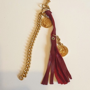 Táskadísz, piros valódi bőr, arany lánccal, pénzérmékkel. Karabineres. Egyedi, kézműves termék. Ajándéknak is - Meska.hu