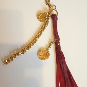 Táskadísz, piros valódi bőr, arany lánccal, pénzérmékkel. Karabineres. Egyedi, kézműves termék. Ajándéknak is - táska & tok - kulcstartó & táskadísz - táskadísz - Meska.hu