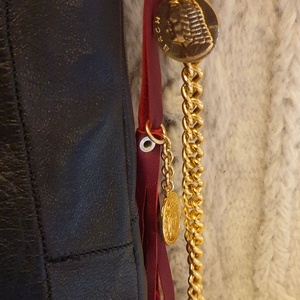 Táskadísz, piros valódi bőr, arany lánccal, pénzérmékkel. Karabineres. Egyedi, kézműves termék. Ajándéknak is - táska & tok - kulcstartó & táskadísz - táskadísz - Meska.hu