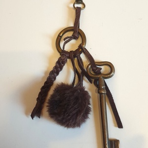 Táskadísz, bronz kulccsal és karikával, pompommal, és bőrfonattal. Karabineres. Egyedi, kézműves termék. Ajándéknak is - Meska.hu
