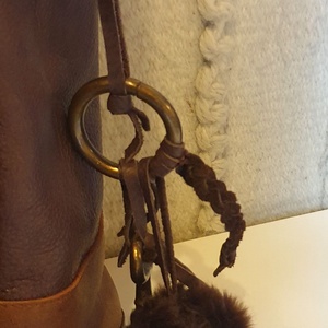 Táskadísz, bronz kulccsal és karikával, pompommal, és bőrfonattal. Karabineres. Egyedi, kézműves termék. Ajándéknak is - táska & tok - kulcstartó & táskadísz - táskadísz - Meska.hu