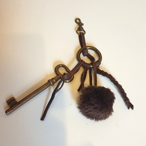 Táskadísz, bronz kulccsal és karikával, pompommal, és bőrfonattal. Karabineres. Egyedi, kézműves termék. Ajándéknak is - táska & tok - kulcstartó & táskadísz - táskadísz - Meska.hu