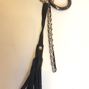 Táskadísz, kulcstartó, fekete bőrbojttal, strasszcsíkkal, vastag karikával. Karabineres. Egyedi, kézműves termék - táska & tok - kulcstartó & táskadísz - táskadísz - Meska.hu