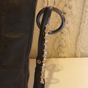 Táskadísz, kulcstartó, fekete bőrbojttal, strasszcsíkkal, vastag karikával. Karabineres. Egyedi, kézműves termék - Meska.hu