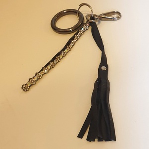 Táskadísz, kulcstartó, fekete bőrbojttal, strasszcsíkkal, vastag karikával. Karabineres. Egyedi, kézműves termék - táska & tok - kulcstartó & táskadísz - táskadísz - Meska.hu