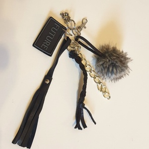 Táskadísz, kulcstartó, fekete bőrbojttal, ezüstlánccal, bőrfonattal, medállal. Karabineres. Egyedi, kézműves termék - Meska.hu