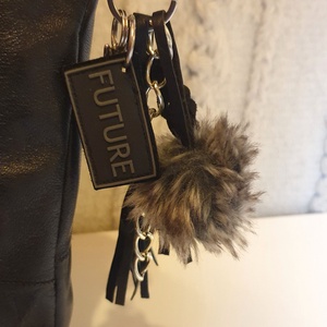 Táskadísz, kulcstartó, fekete bőrbojttal, ezüstlánccal, bőrfonattal, medállal. Karabineres. Egyedi, kézműves termék - táska & tok - kulcstartó & táskadísz - táskadísz - Meska.hu