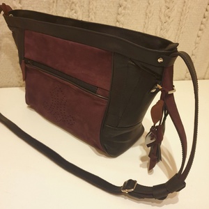 Válltáska, puha valódi bőr. Fekete és bordó, egyedi díszítéssel. Új, kézműves termék. Ajándéknak is, Táska & Tok, Kézitáska & válltáska, Válltáska, Bőrművesség, Varrás, MESKA