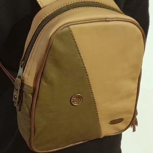 Kis hátizsák, valódi bőr. Barna, terepzöld, természetes, rusztikus stílusban. Egyedi, kézműves termék, Táska & Tok, Hátizsák, Kishátizsák, Varrás, Bőrművesség, MESKA