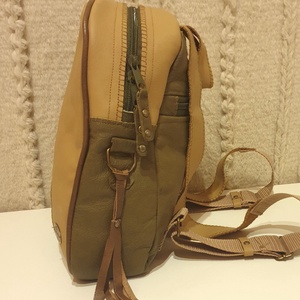 Kis hátizsák, valódi bőr. Barna, terepzöld, természetes, rusztikus stílusban. Egyedi, kézműves termék - táska & tok - hátizsák - kishátizsák - Meska.hu