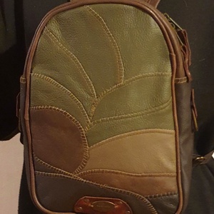 Erdő: kis hátizsák, valódi bőr patchwork. Barna, terepzöld, természetes, rusztikus stílusban. Egyedi, kézműves termék - táska & tok - hátizsák - kishátizsák - Meska.hu
