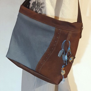 Válltáska, puha valódi bőr. Barna és szürkéskék, egyedi díszítéssel. Új, kézműves termék. Ajándéknak is - táska & tok - kézitáska & válltáska - válltáska - Meska.hu