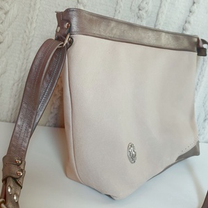 Válltáska, puha valódi bőr. Barackvirág és ezüst színű, egyedi díszítéssel. Új, kézműves termék. Ajándéknak is - táska & tok - kézitáska & válltáska - válltáska - Meska.hu