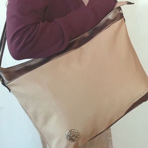 Válltáska, puha valódi bőr. Barackvirág és ezüst színű, egyedi díszítéssel. Új, kézműves termék. Ajándéknak is - táska & tok - kézitáska & válltáska - válltáska - Meska.hu