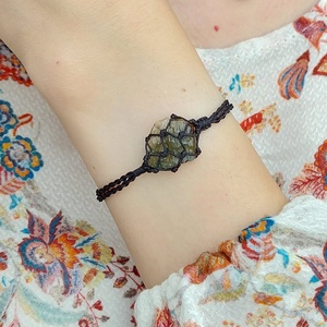 Moldavit karkötő vékony fonal szütyőben (kivehető) - ékszer - karkötő - fonott karkötő - Meska.hu