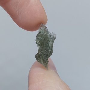 Moldavit - Valódi Moldavit nyaklánc, kivehető Moldavit Ásvány Szütyő nyakláncban (0.94g) - ékszer - nyaklánc - medálos nyaklánc - Meska.hu