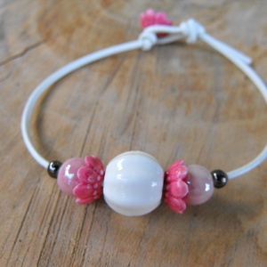 Kerámia-bőr karkötő - ékszer - karkötő - gyöngyös karkötő - Meska.hu