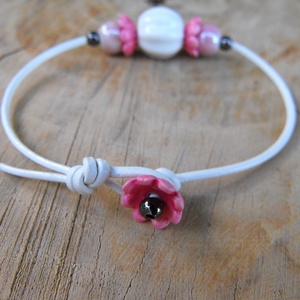 Kerámia-bőr karkötő - ékszer - karkötő - gyöngyös karkötő - Meska.hu