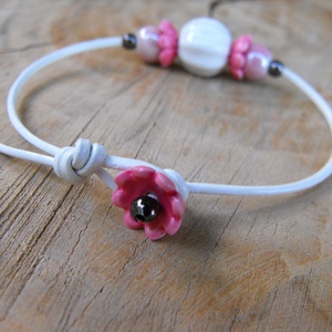 Kerámia-bőr karkötő - ékszer - karkötő - gyöngyös karkötő - Meska.hu