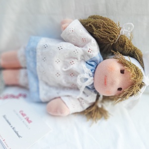 Édes kis Waldorf típusú kisméretű baba - játék & sport - baba & babaház - öltöztethető baba - Meska.hu