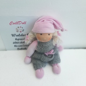 Pihe puha Waldorf típusú manóbaba cuki kertésznadrágban - játék & sport - baba & babaház - babaruha, babakellék - Meska.hu