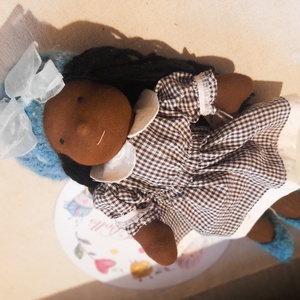 Waldorf típusú baba kockás ruhában - játék & sport - baba & babaház - öltöztethető baba - Meska.hu