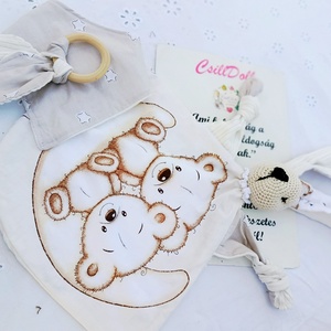 Gyönyörű natúr Babaváró-Babaköszöntő ajándék szett maci mintával, Játék & Sport, Babalátogató ajándékcsomag, Varrás, Horgolás, MESKA