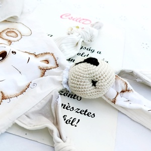 Gyönyörű natúr Babaváró-Babaköszöntő ajándék szett maci mintával - játék & sport - babalátogató ajándékcsomag - Meska.hu