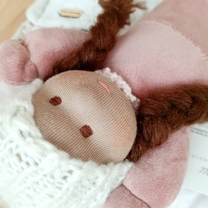 Alvózsákos cipelhetős Waldorf típusú manóbaba  - Meska.hu