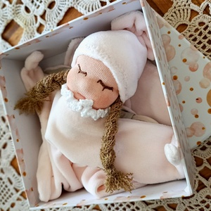  Babaköszöntő ajándék díszdobozban Waldorf típusú rongyibabával  - Meska.hu