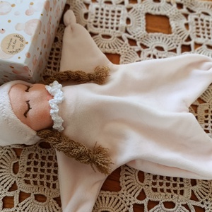  Babaköszöntő ajándék díszdobozban Waldorf típusú rongyibabával  - játék & sport - babalátogató ajándékcsomag - Meska.hu