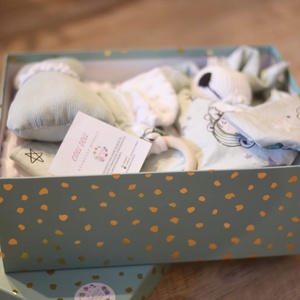 Gyönyörű 5 részes Babaváró-Babaköszöntő ajándék szett díszdobozban  - baba - mama - babalátogató ajándékcsomag - Meska.hu