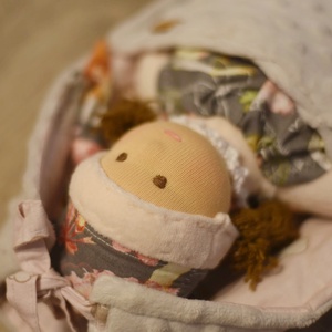 Alvózsákos cipelhetős öltöztethető Waldorf manóbaba  - Meska.hu