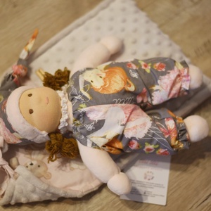 Alvózsákos cipelhetős öltöztethető Waldorf manóbaba  - játék & sport - baba & babaház - játékbaba, babakellék - Meska.hu