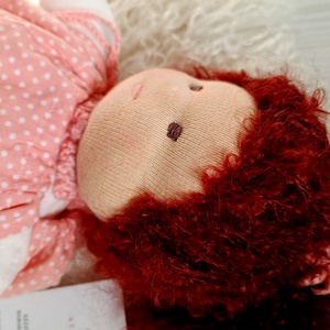 Pelenkázható Waldorf manóbaba gyönyörű hajjal, Játék & Sport, Baba & babaház, Játékbaba, babakellék, Baba-és bábkészítés, Varrás, MESKA