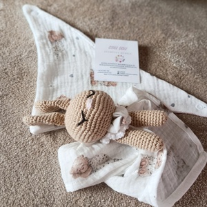 Nyuszis rongyikendő előkével duplagéz anyagból  - baba - mama - babalátogató ajándékcsomag - Meska.hu